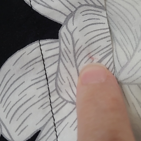 Crown & Ivy Black & White Floral Sleeveless Blouse with Ruffle Collar size Large - Picture 7 of 7